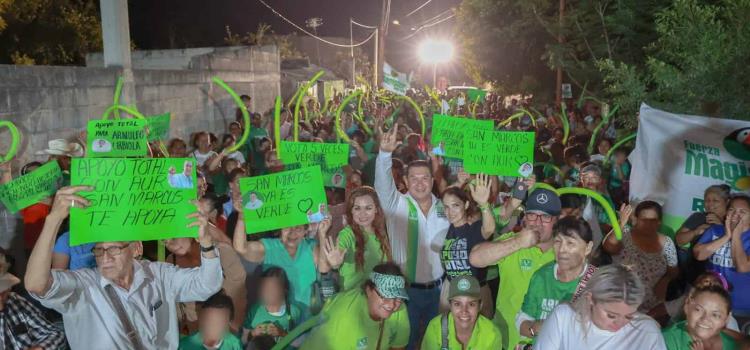 El candidato recorrió ambas colonias para dialogar con familias