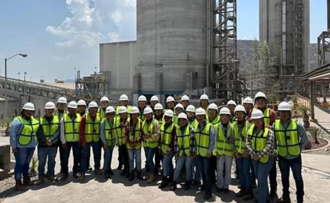 Estudiantes de la UTHH visitaron la planta cementera El Palmar