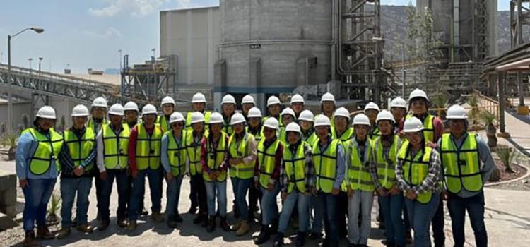 Estudiantes de la UTHH visitaron la planta cementera El Palmar