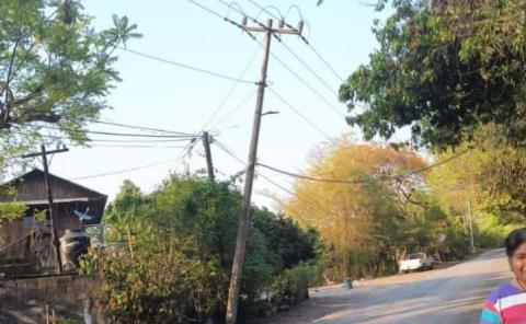 Vehículo se Impacta contra Poste en Tamazunchale