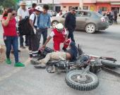 Chocó motociclista contra un vehículo