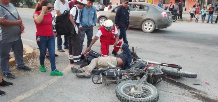 Chocó motociclista contra un vehículo