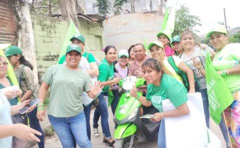 Mujeres recorren el municipio para promocionar el voto para Adelaido