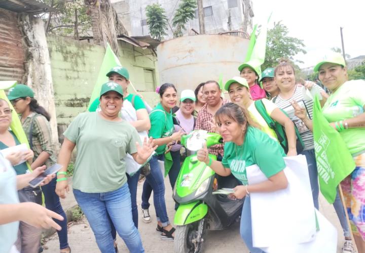 Mujeres recorren el municipio para promocionar el voto para Adelaido