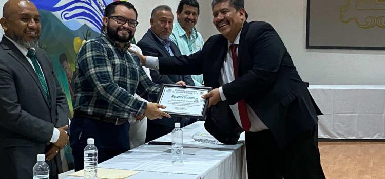 Recibió reconocimiento el Prof. Martín Rivera 