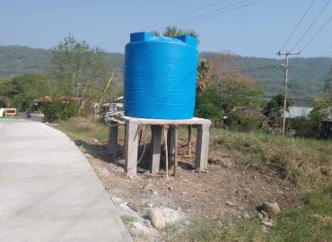 Colocan contenedores de agua para mitigar la sequía