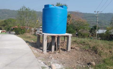 Colocan contenedores de agua para mitigar la sequía