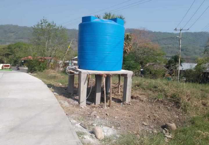 Colocan contenedores de agua para mitigar la sequía