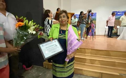 Reconocieron trayectoria de la maestra Yolanda 
