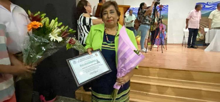 Reconocieron trayectoria de la maestra Yolanda 