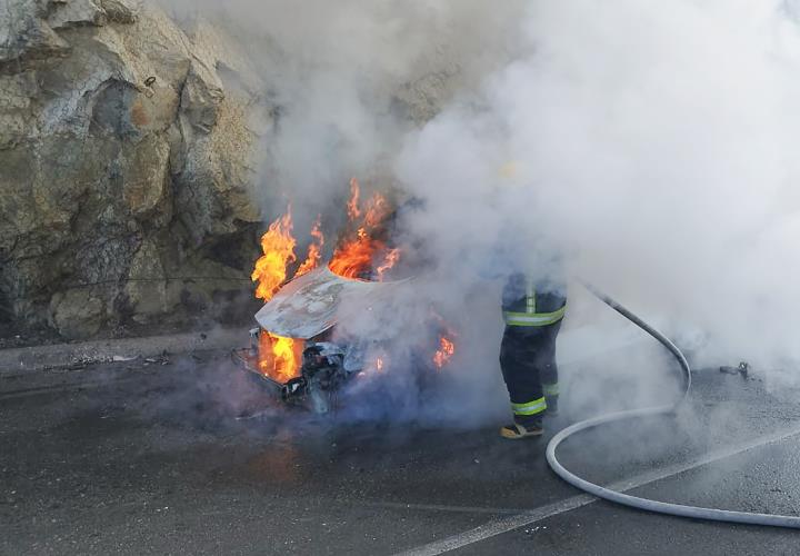 Bomberos brindan auxilio a conductor y sofocan incendio en vehículo