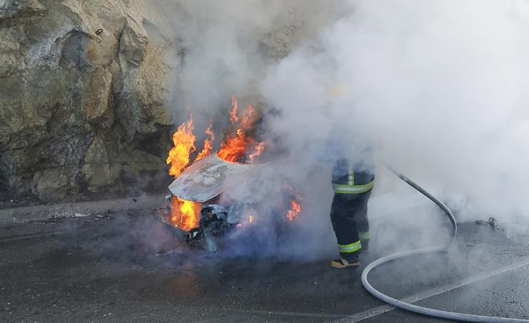 Bomberos brindan auxilio a conductor y sofocan incendio en vehículo