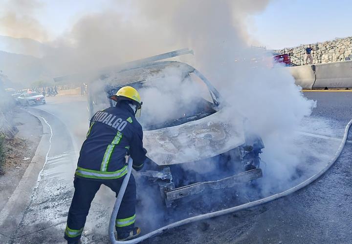 Bomberos brindan auxilio a conductor y sofocan incendio en vehículo