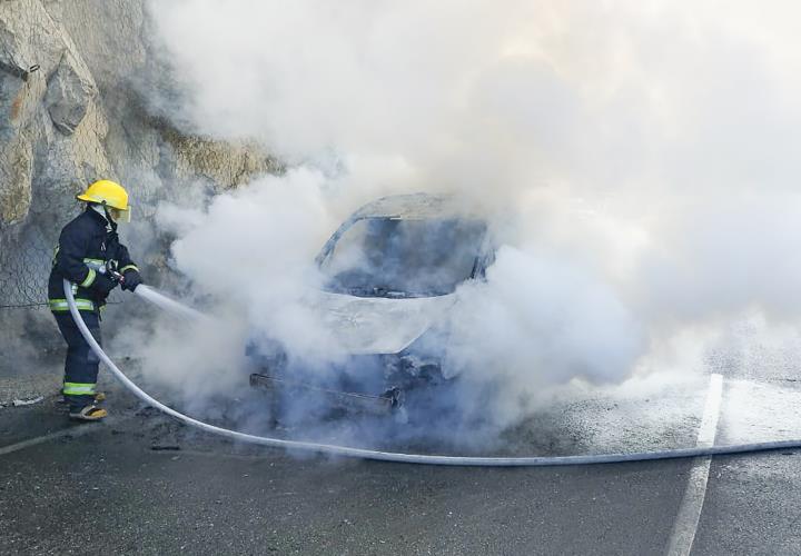 Bomberos brindan auxilio a conductor y sofocan incendio en vehículo