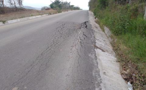 Precaución por asfalto levantado