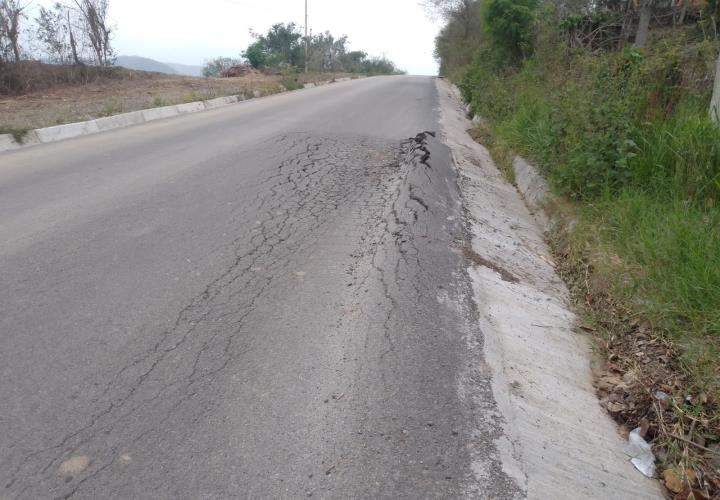 Precaución por asfalto levantado