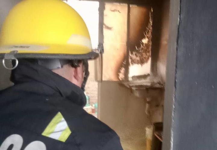 Bomberos sofocan incendio en vivienda