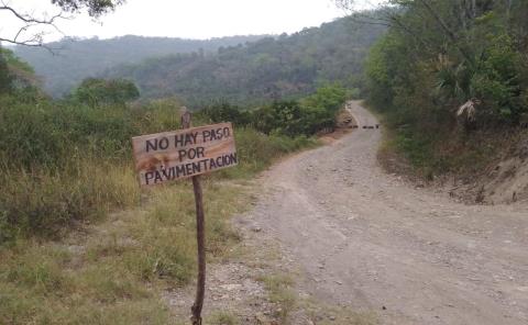 Cierran paso por pavimentación