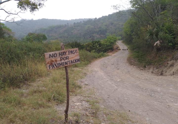 Cierran paso por pavimentación