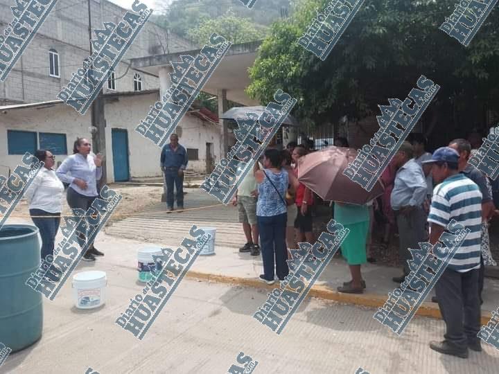 Se manifestaron frente a hospital por falta de agua