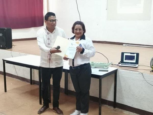 Docente de la UTHH capacitó a comunidad educativa del CECyTEH Tepehuacán