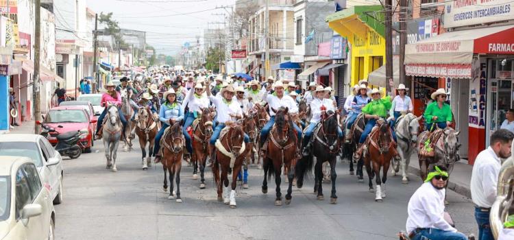 CABALGANTES CELEBRARON 13 ANIVERSARIO CON AUR