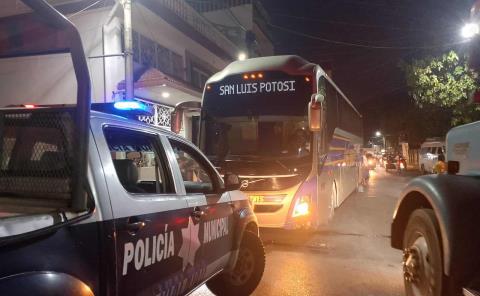 Invadió carril e impactó contra un autobús