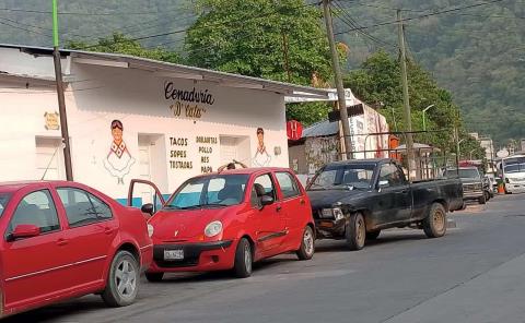 Impacta camioneta a un coche