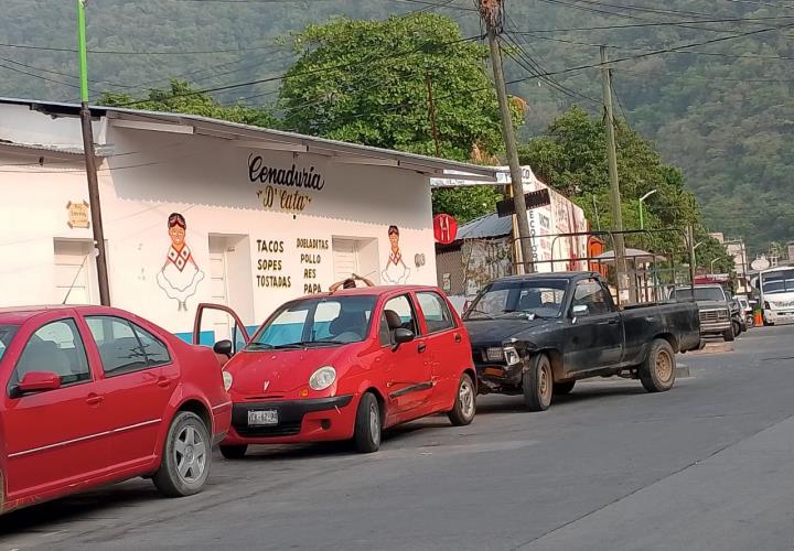 Impacta camioneta a un coche