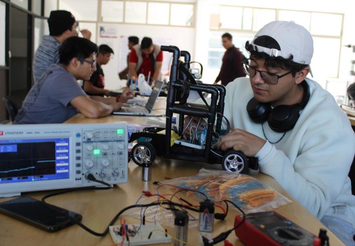 Estudiantes de la UTVAM desarrollan prototipo de silla de ruedas