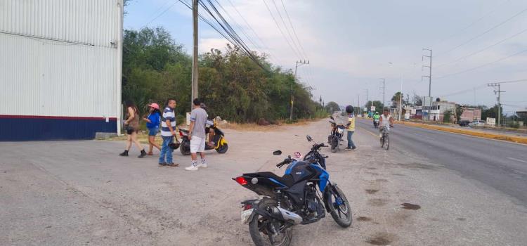 Pareja lesionada al caer de moto