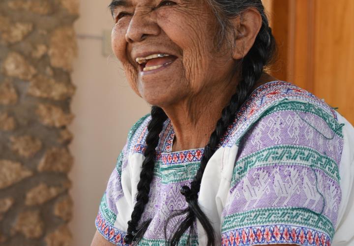 Destaca artesana del Valle del Mezquital en premio de promoción cultural