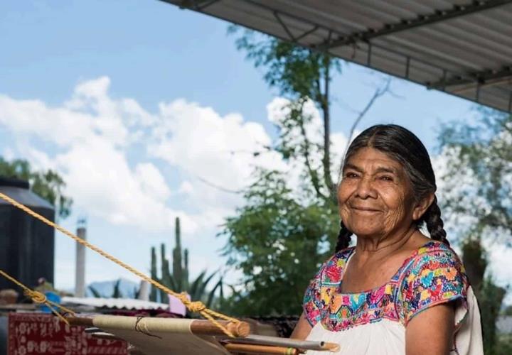 Destaca artesana del Valle del Mezquital en premio de promoción cultural