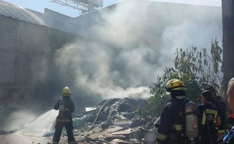 
Sofocaron incendio en solar abandonado
