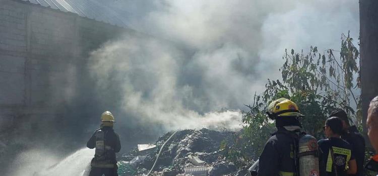 Sofocaron incendio en solar abandonado