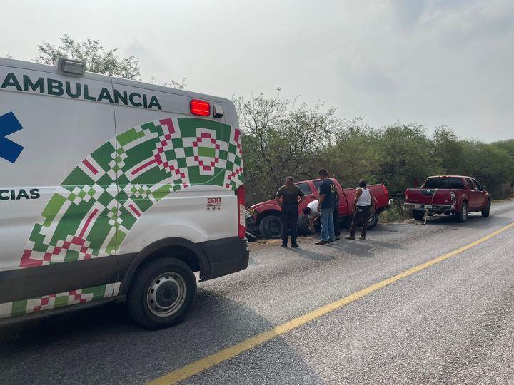 Camioneta cayó a un desnivel