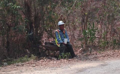 Pese a altas temperaturas, adulto mayor continúa bacheando