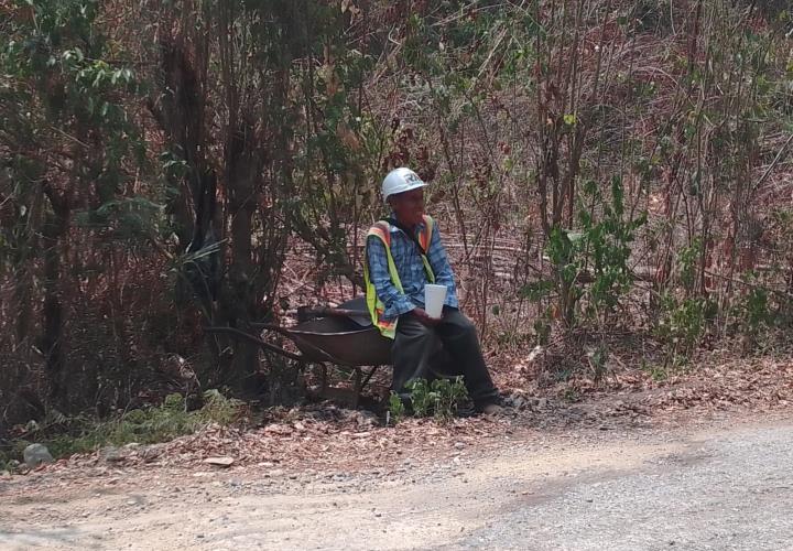 Pese a altas temperaturas, adulto mayor continúa bacheando