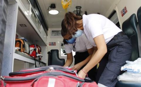 
Adolecente herido al  Cortarse con un vidrio 
