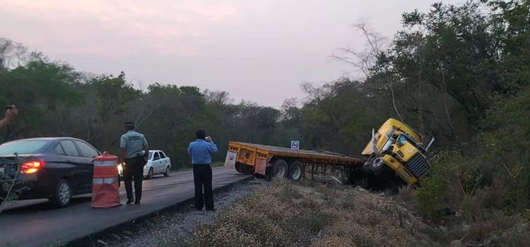 Tráiler se impactó contra un cerro                