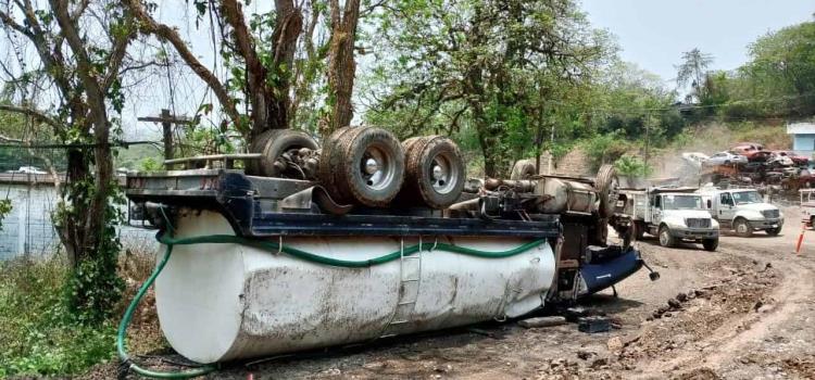 Volcó una pipa cargada de agua