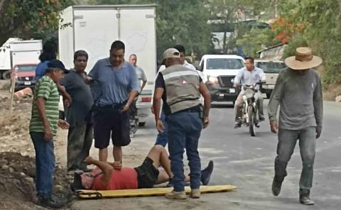 Chocó motociclista contra camioneta