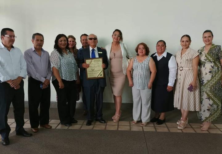 Rinden homenaje al Prof. Edilberto Miranda Leura