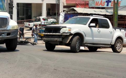 Deja choque de moto y camioneta un herido