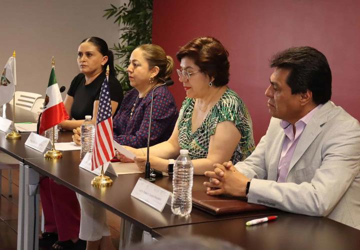 Entrega IHE oficios de comisión a docentes que participarán en programa de intercambio México-Estados Unidos
