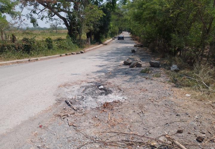 Precaución por piedras en la carretera