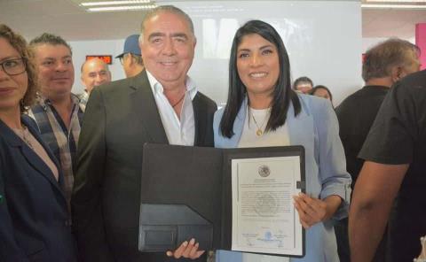 Verónica Rodríguez recibe constancia 
