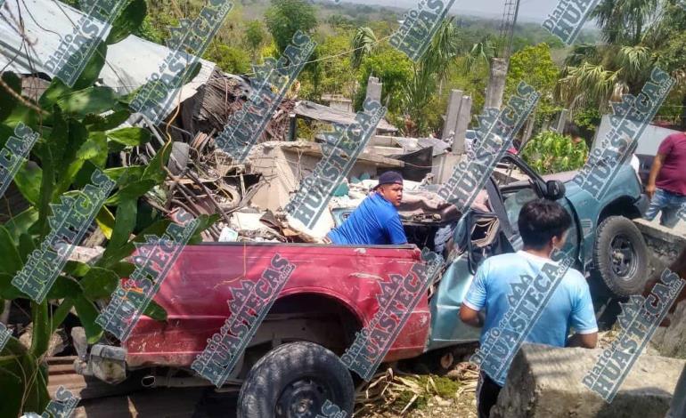 Camioneta aplastó techo de su casa