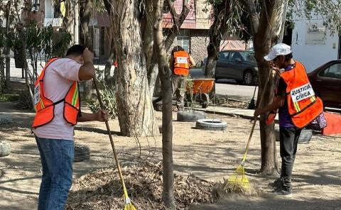 Vecinos limpiaron el Jardín de la Primavera
