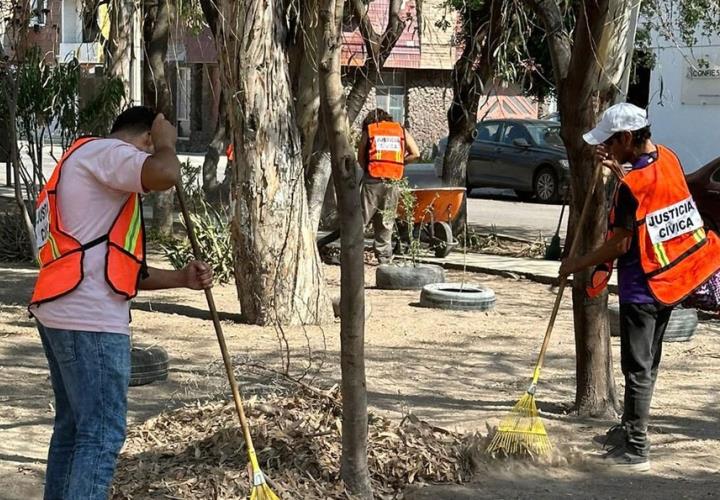 Vecinos limpiaron el Jardín de la Primavera